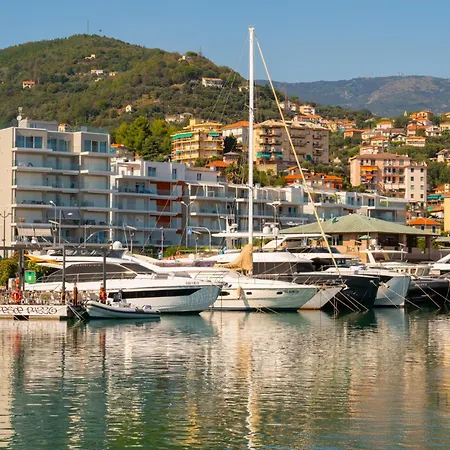 Διαμέρισμα Private Garden - Beaches 900m - Wifi - Smarttv *